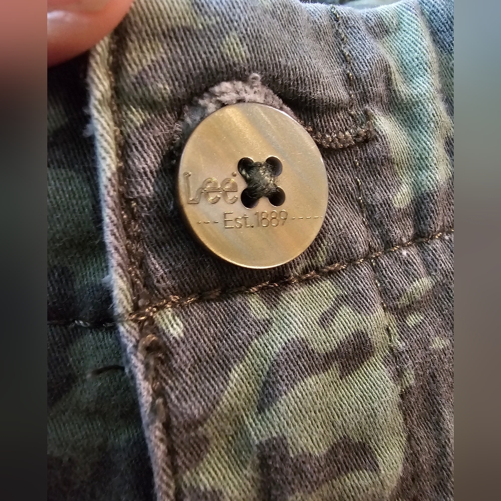 Lee regular fit midrise camo shorts size 14 - Picture 3 of 5